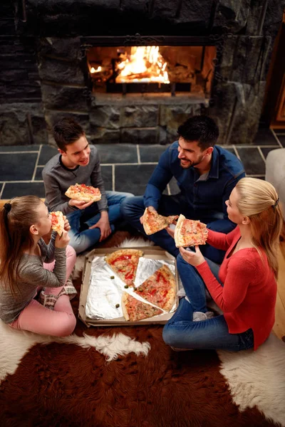 Família Comendo Pizza Juntos Chão Vista Aérea — Fotografia de Stock