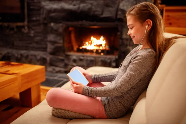 Leende Flicka Kid Använda Ipad Digital Dator Surfplatta Sängen För — Stockfoto