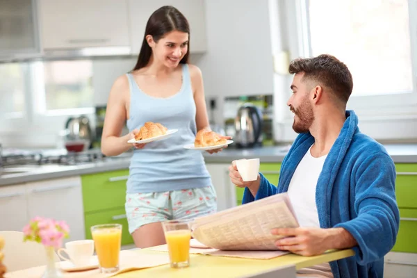 Mujer Feliz Sirviendo Desayuno Rico Marido —  Fotos de Stock