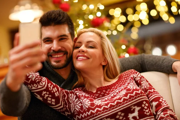 Gelukkige Paar Warme Truien Nemen Selfie Foto Met Smartphone Thuis — Stockfoto