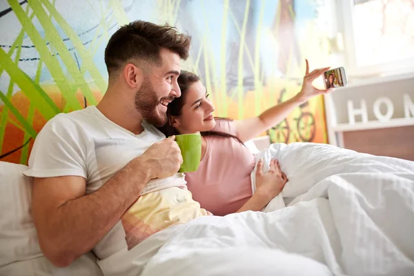 Pareja Haciendo Selfie Juntos Cama —  Fotos de Stock