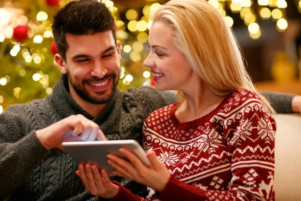 Pareja Suéteres Cálidos Disfrutando Con Tableta Vacaciones Navidad — Foto de Stock