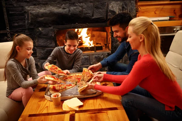 Família Feliz Comendo Pizza Juntos Para Jantar — Fotografia de Stock