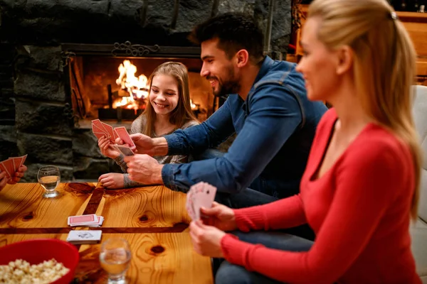 Pais Felizes Jogando Cartas Com Crianças Divertindo — Fotografia de Stock