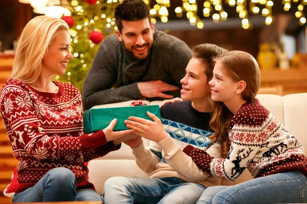Emocionados Niños Sonrientes Dando Madre Cariñosa Regalo Navidad —  Fotos de Stock