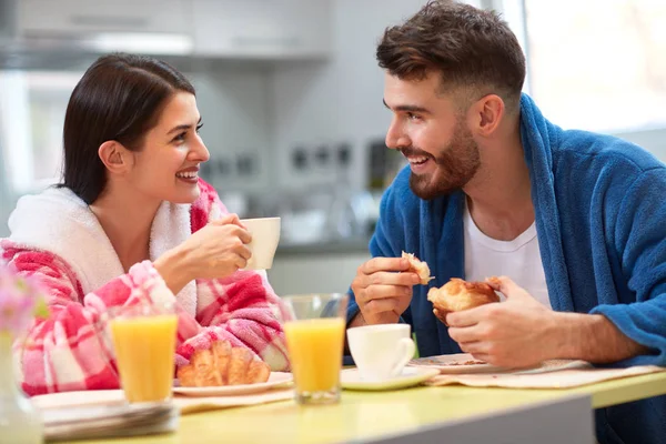一緒に朝食を持っている台所の愛のカップル — ストック写真