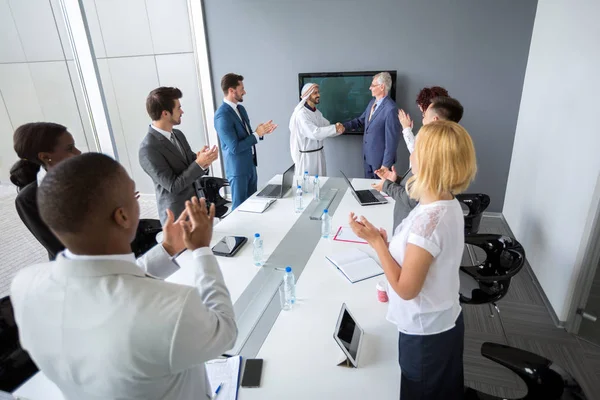 Les Employés Applaudissent Lorsque Directeur Prend Des Dispositions Avec Partenaire — Photo