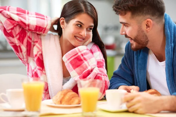 Jovem Casal Tomando Café Manhã Cozinha — Fotografia de Stock