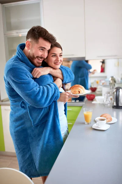 台所で抱いて愛のカップル — ストック写真