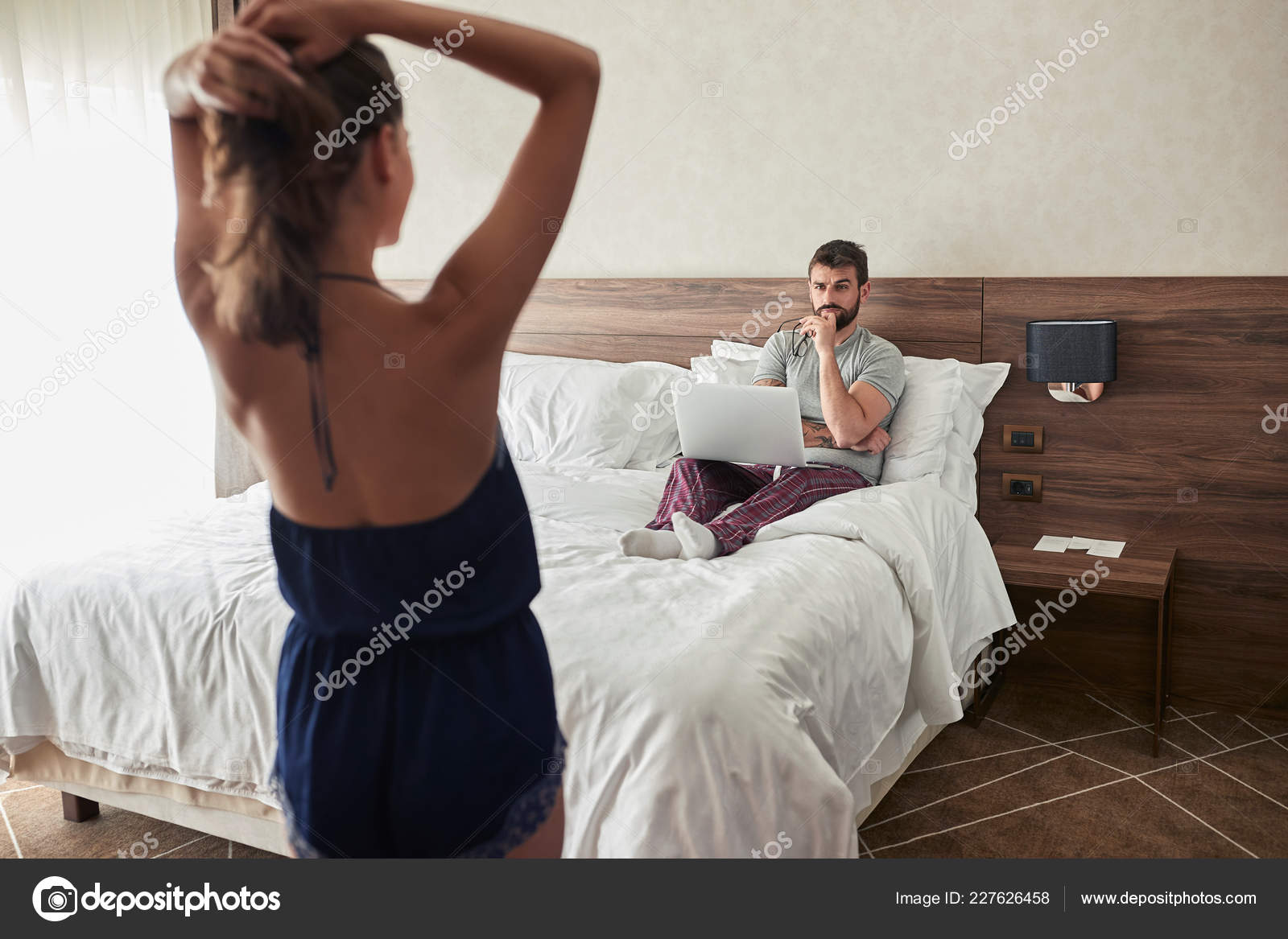 Sexy Romantische Frau Verführt Ihre Männer Schlafzimmer - Stockfotografie:  lizenzfreie Fotos © luckybusiness 227626458 | Depositphotos