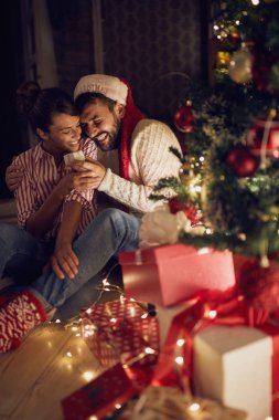 Noel ağacı tarafından çift ve mevcut gülümseyen