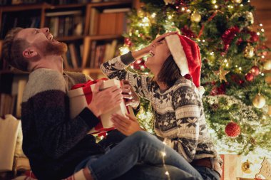 mutlu çiftimiz Noel ağacı içinde tarafından 