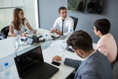 office toplantıda üzerinde modern iş insanlar tartışma