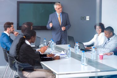 Üst düzey patron office tanışma onun çalışanları için konuşma tutun
