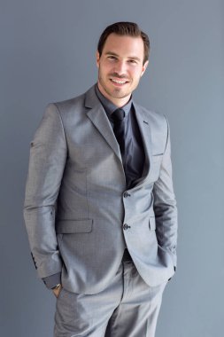 Genç Erkek kılığında poz büyüleyici