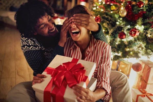 Christmas Surprise Couple Opening Presents — Stock Photo, Image