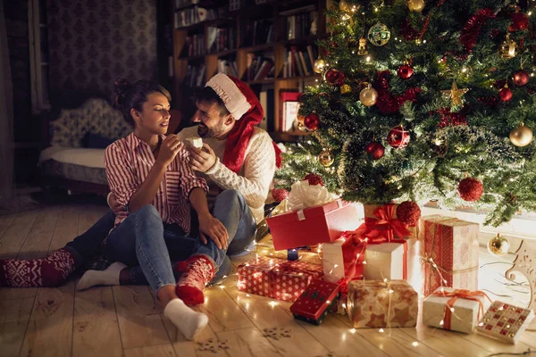 Pareja Abriendo Regalos Por Brillante Árbol Navidad — Foto de Stock