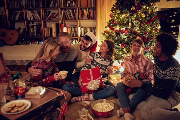 Gemeinsam Lächelnd Weihnachtsbaum — Stockfoto