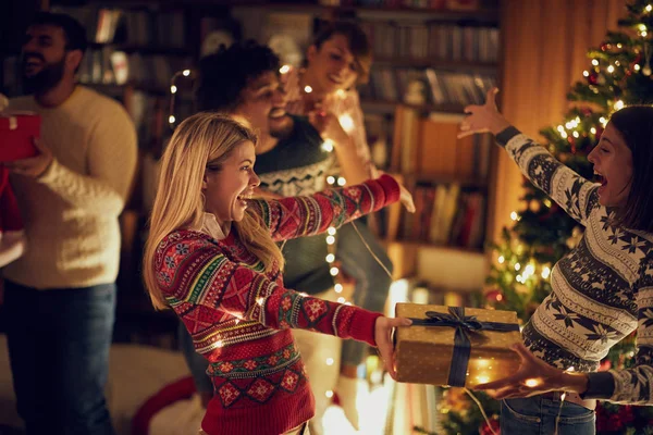 Dando Presentes Natal Amigos Femininos Felizes — Fotografia de Stock