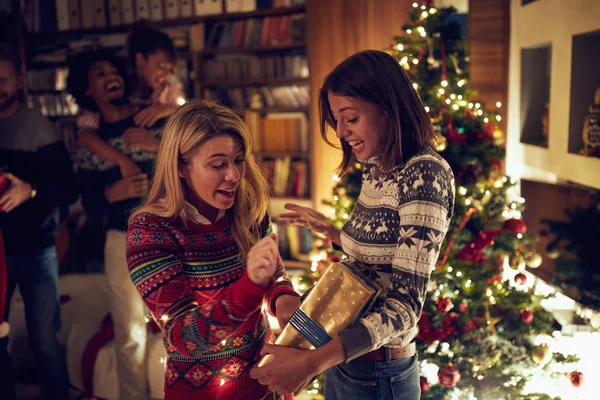 Усміхнені Друзі Відкривають Різдвяні Подарунки — стокове фото