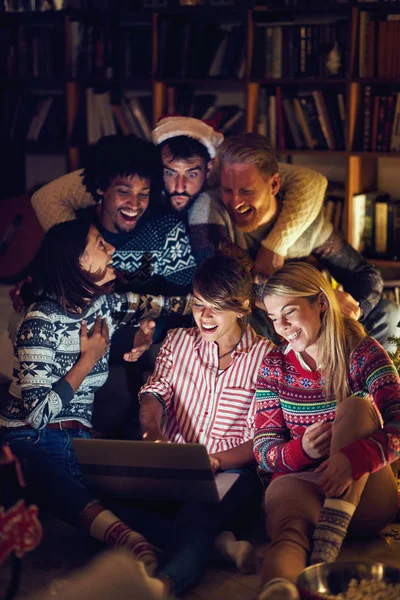 Ευτυχής Φίλους Που Παρακολουθούν Laptop Την Παραμονή Των Χριστουγέννων — Φωτογραφία Αρχείου