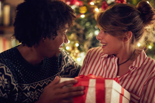 Uomo Dando Regalo Natale Alla Sua Ragazza — Foto Stock