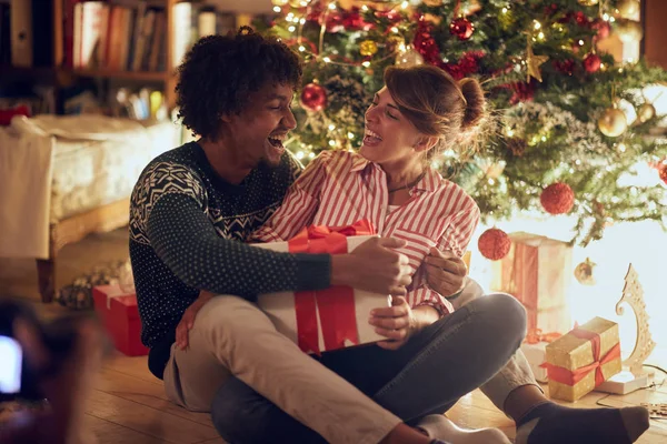 Smiling Couple Holding Christmas Box — Stock Photo, Image