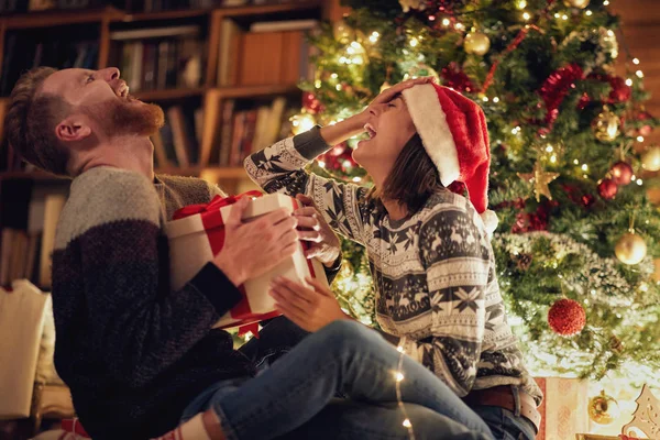 Feliz Pareja Por Árbol Navidad Dentro — Foto de Stock