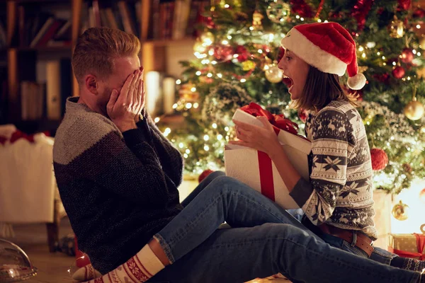 Sorpresa Navidad Entre Pareja — Foto de Stock