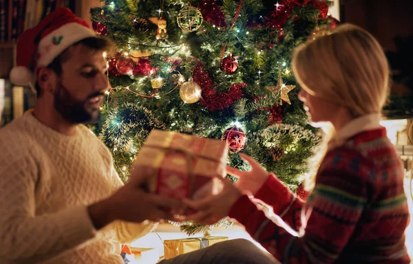 Brillante Árbol Navidad Borrosa Pareja Con Presente — Foto de Stock