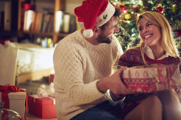 Pareja Sonriente Con Regalo Sombrero Santa Claus Por Árbol Navidad —  Fotos de Stock