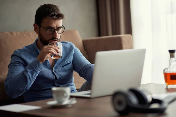 Jovem Homem Casual Trabalha Para Computador Uma Casa Com Laptop — Fotografia de Stock