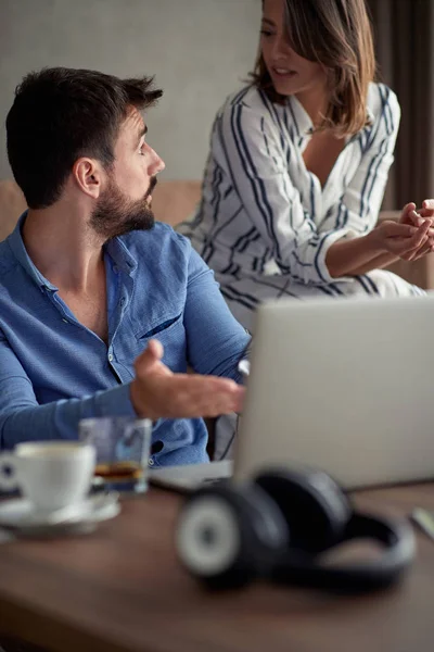 Homem Mulher Felizes Com Laptop Passar Tempo Juntos Casa — Fotografia de Stock