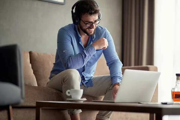 Menschen Die Hause Arbeiten Lächelnder Mann Benutzt Laptop Hause Musik — Stockfoto