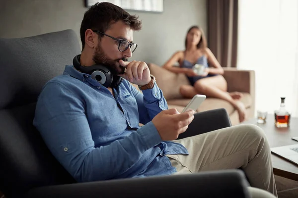 Ung Man Med Telefon Och Skriva Meddelande Medan Sitter Soffan — Stockfoto