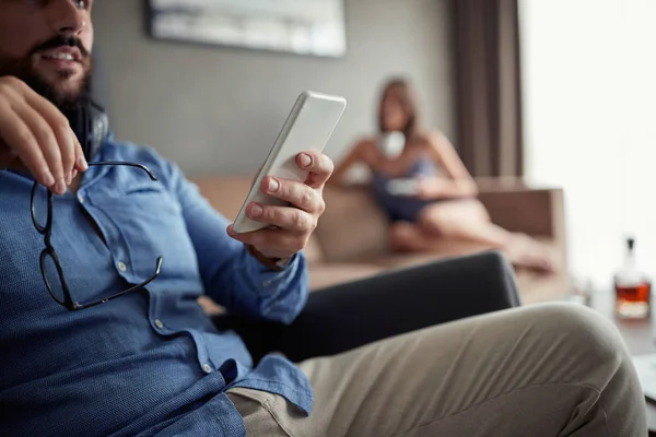 Primer Plano Del Hombre Escribiendo Mensaje Mientras Está Sentado Sofá — Foto de Stock