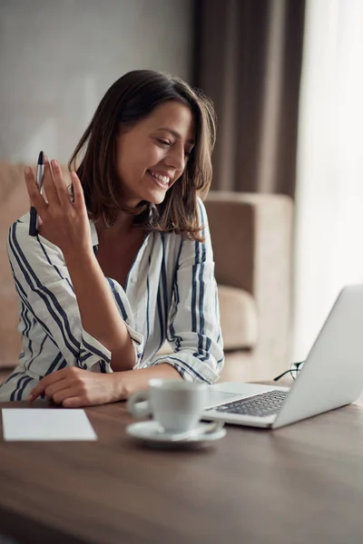 Lachende Vrouw Die Laptop Zakenvrouw Werken Van Thuiswerken — Stockfoto