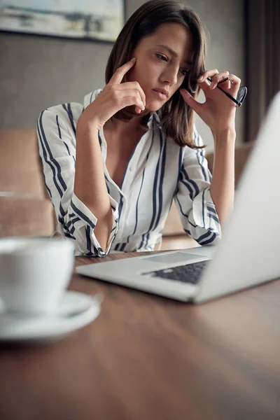 Utmattad Affärskvinna Som Arbetar Hemma Med Laptop Som Frilansare — Stockfoto