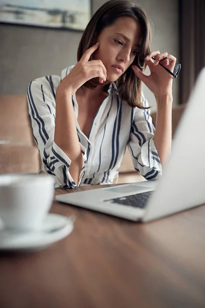 Uitgeput Zakenvrouw Thuis Werken Met Een Laptop Als Freelancer — Stockfoto