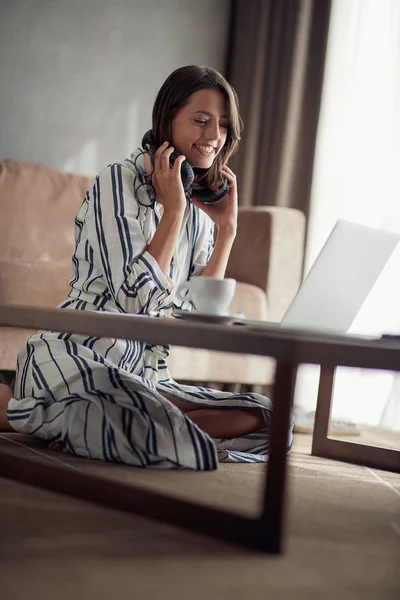 Mulher Sorridente Usa Laptop Com Fones Ouvido Para Ouvir Música — Fotografia de Stock