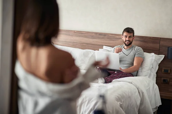 Tijd Voor Seks Sexy Vrouw Verleiden Haar Knappe Minnaar Slaapkamer — Stockfoto