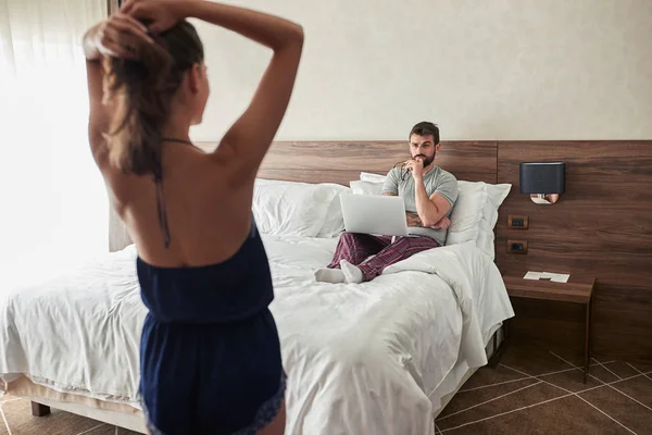 Sexy Romántica Mujer Seduce Sus Hombres Dormitorio —  Fotos de Stock