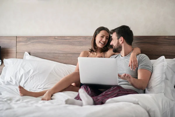 Happy Young Couple Lying Bed Computer People Sexual Technology Concept — Stock Photo, Image