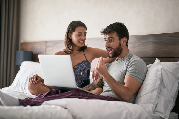 Jonge Man Vrouw Discussie Het Bed Liggen Met Laptop Surfen — Stockfoto