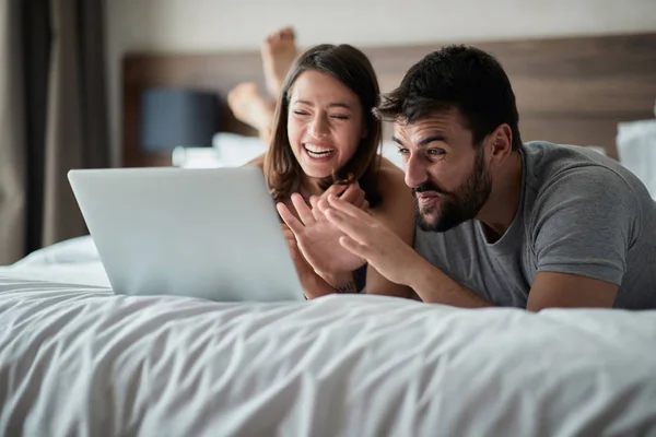 Gelukkige Paar Thuis Surfen Het Net Bed Ochtend — Stockfoto