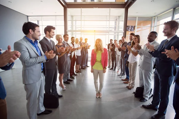 Leader Fiducioso Congratulazioni Datore Lavoro Applaudendo — Foto Stock