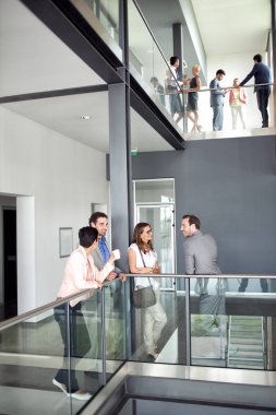 Koridorda kahve tatilinde konuşmaya ofis çalışanları