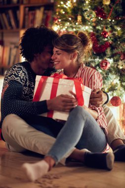 Romantik Çift bir Noel evde hediye açılış
