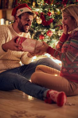 mutlu genç adam ve Noel kutlamaları ve birlikte eğlenmek kadın
