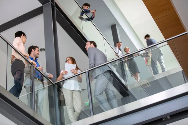 Sonrientes Empresarios Reúnen Pasillo — Foto de Stock